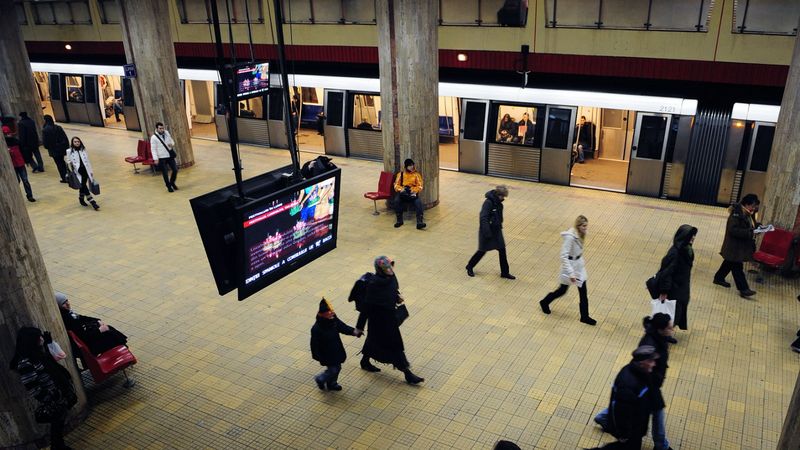 Cine este bărbatul care a căzut &icirc;n fața metroului &icirc;n stația Unirii. Ce ipoteze iau &icirc;n calcul anchetatorii