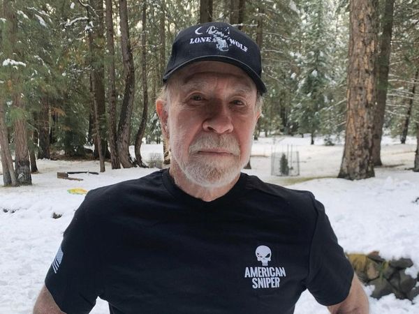 Chuck Norris &icirc;mplinește &icirc;n cur&acirc;nd 84 de ani. Cum arată acum actorul? El s-a pozat &icirc;ntr-un tricou special &icirc;n memoria lui Chris Kyle, celebrul lunetist american
