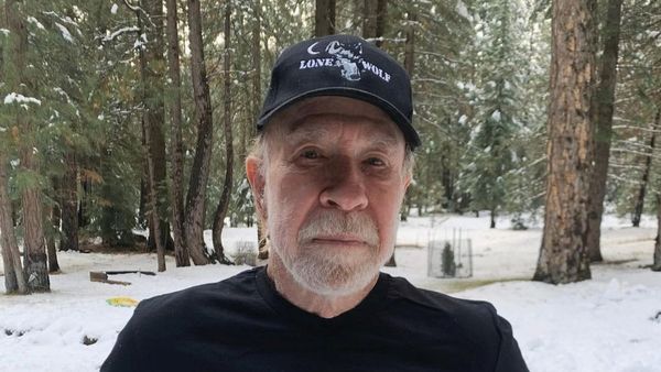 Chuck Norris împlinește în curând 84 de ani. Cum arată acum actorul? El s-a pozat într-un tricou special în memoria lui Chris Kyle, celebrul lunetist american