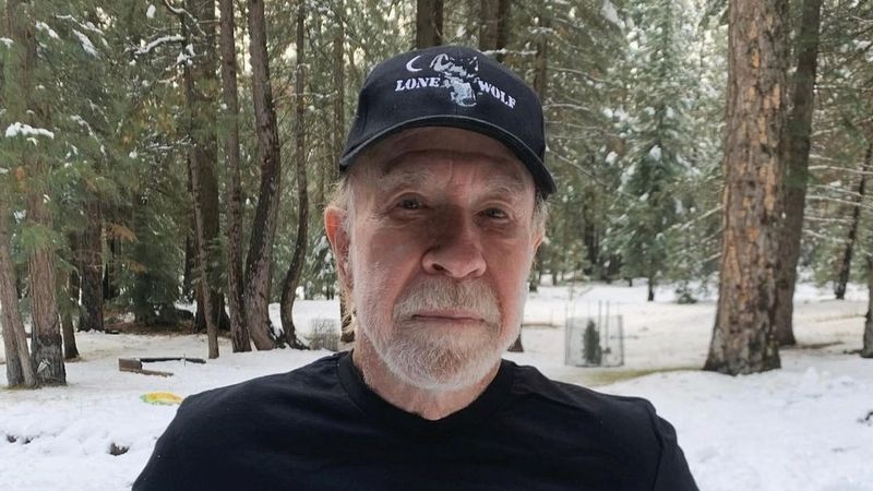 Chuck Norris &icirc;mplinește &icirc;n cur&acirc;nd 84 de ani. Cum arată acum actorul? El s-a pozat &icirc;ntr-un tricou special &icirc;n memoria lui Chris Kyle, celebrul lunetist american