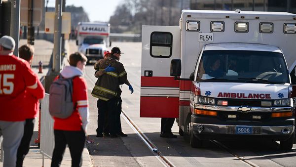 Un mort şi nouă răniţi la parada victoriei Chiefs &icirc;n Super Bowl, la Kansas City. Două persoane &icirc;narmate, arestate