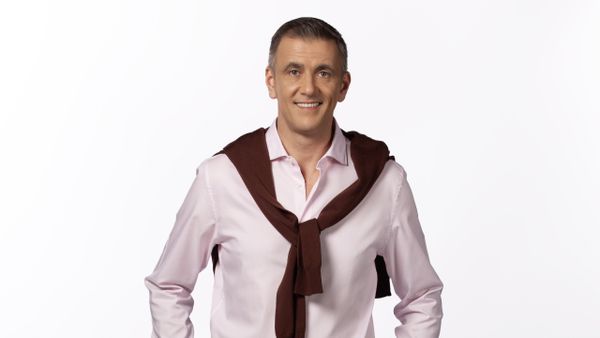 Cosmin Cernat este prezentatorul celui mai amplu experiment social televizat, “Insula de 1 milion”!