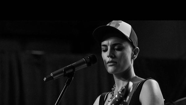 Ți se rupe sufletul! O mamă aflată pe patul de spital îi dedică ultima sa piesă fiului ei: ”Arta mea este tot ce trebuie să las în urmă”