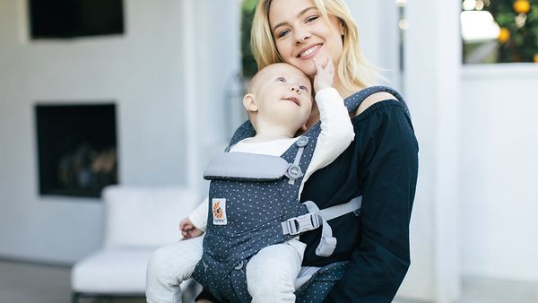 Marsupiu ergonomic confortabil pentru părinții moderni