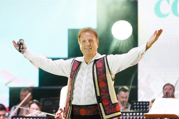 "Dacă Petrică vă era ca un frate, de ce nu &icirc;l luați și pe Alin? Ori erați fățarnic cu Petrică M&icirc;țu Stoian". Constantin Enceanu a &icirc;mplinit 60 de ani. Artistul, tras la răspundere de ziua lui de naștere. Ce reproșuri a primit 