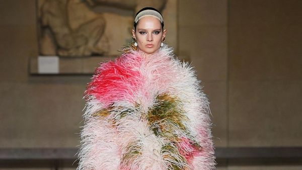 VIDEO Prezentare de modă cu scandal la Londra: "Insultă nu doar monumentul, ci şi valorile universale pe care acesta le reprezintă"