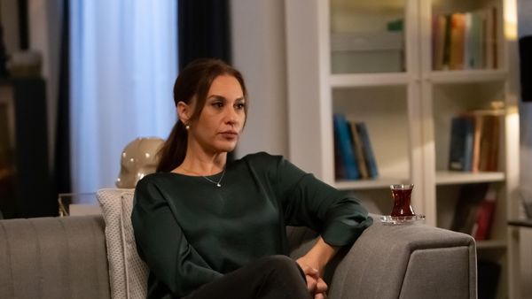 Actrița Evrim Alasya, cunoscută pentru rolurile sale din serialele “Suleyman magnificul”, “Güneş” și “Destăinuiri”, rol impresionant în serialul “O dragoste”, difuzat de luni până vineri, la Kanal D