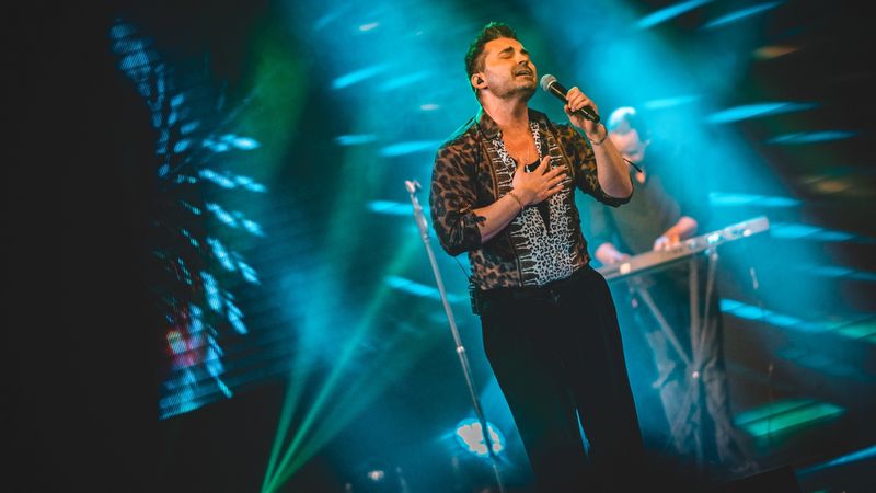 "Eram la niște premii importante. M-au trecut toate transpirațiile. Am căzut de pe scenă, am căzut &icirc;n fosă, s-a rupt scena cu mine". Pepe, momente jenante &icirc;n timpul concertelor