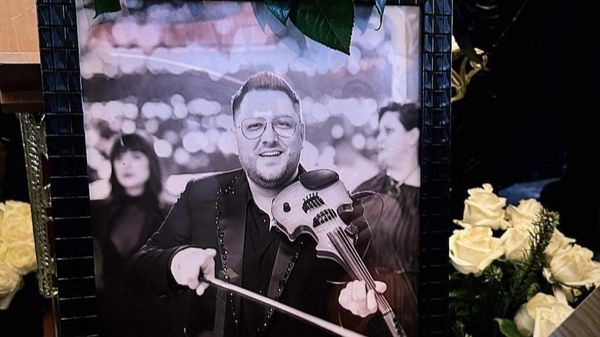 Lacrimi și durere la &icirc;nmorm&acirc;ntarea lui Gabi St&acirc;ngău! Imagini sf&acirc;șietoare cu momentul &icirc;n care artistul de 32 de ani a fost condus pe ultimul drum