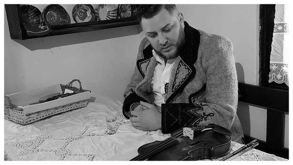 Mama artistului Gabi Stângău, îngenuncheată de durere la căpătâiul fiului ei. Femeia își pierduse înainte soțul 