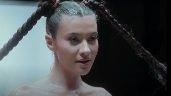 "Am încercat să expun în versuri realitatea abuzurilor și realitatea victimelor și mi-am dorit să se facă auzit un astfel de mesaj". Erika Isac, despre criticile primite după lansarea piesei "Macarena"