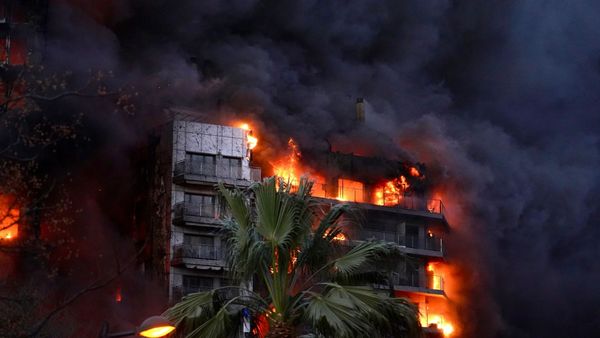 "Sunt consternat. Vom anunța oficial perioada de doliu". Un Incendiu de proporții a izbucnit &icirc;n Valencia! Patru persoane decedate și 19 răniți. Disperați, unii dintre cei aflați la etajele inferioare s-au aruncat &icirc;n gol. Pompierii s-au luptat cu flăcările