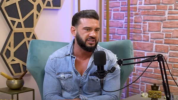 "Eu nu m-am dus doar pentru o poză acolo". Dorian Popa și-a "parcat" mașina pe balconul unui hotel. Cât l-a costat pe artist și de ce a făcut acest gest