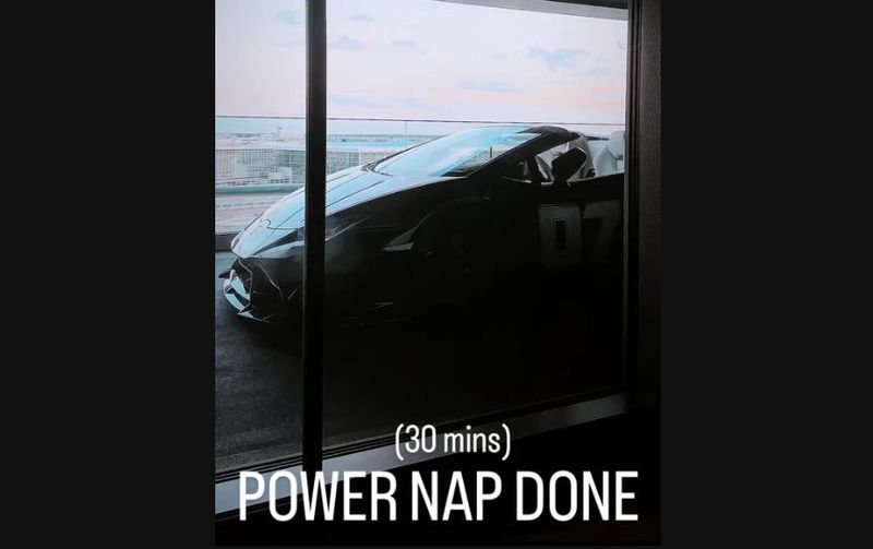 Dorian Popa a parcat mașina pe balconul unui hotel. 