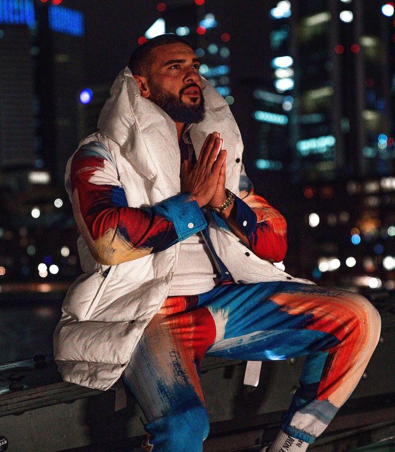 Dorian Popa masina parcata pe balconul unui hotel