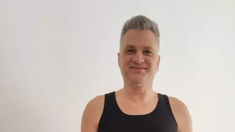 "Pot să spun că este un succes și sunt foarte fericit. Nu vă invit să intrați &icirc;n acest post fără pregătire prealabilă". Mihai Onilă, membrul trupei AXXA, de nerecunoscut! Artistul a &icirc;ncheiat postul ținut 40 de zile - VIDEO