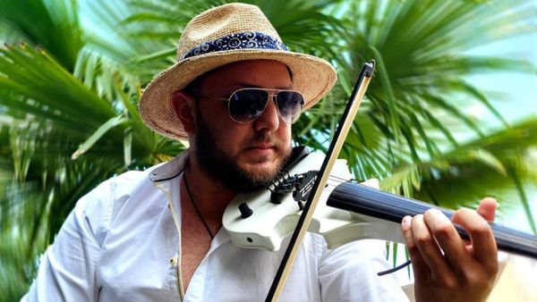 Scene emoţionante la înmormântarea violonistului Gabi Stângău. Cei care au venit să îşi ia rămas-bun de la artist nu și-au putut stăpâni lacrimile