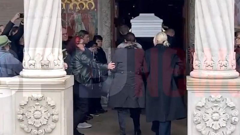 Primele imagini de la căpăt&acirc;iul Mioarei Roman! Petre Roman a venit să-și ia rămas bun de la fosta lui soție