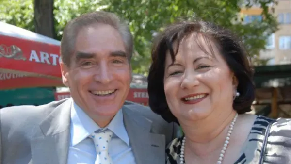 "Un moment greu pentru dânsul". Petre Roman, dărâmat de moartea femeii cu care a fost căsătorit 34 de ani. Momentul când s-a apropiat de sicriul Mioarei Roman