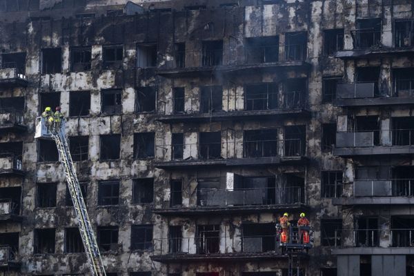 Două rom&acirc;nce care locuiau &icirc;n blocul din Valencia distrus de un incendiu puternic sunt de negăsit