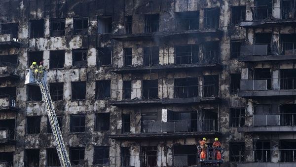 Două românce care locuiau în blocul din Valencia distrus de un incendiu puternic sunt de negăsit