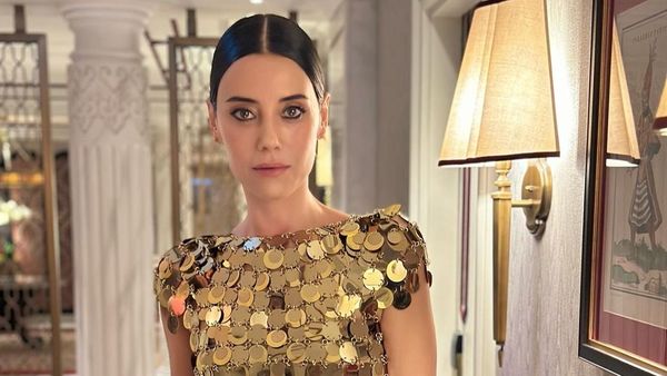 Ce detaliu au observat fanii la fotografiile postate de Cansu Dere: "Există așa ceva? Să nu primești comentarii proaste și să respecți vedetele care au reușit să realizeze asta. Bravo!"