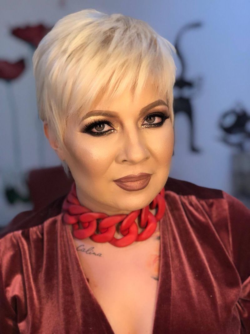  Catinca Roman a răbufnit după ce a fost aspru criticată pentru că nu și-a plâns mama