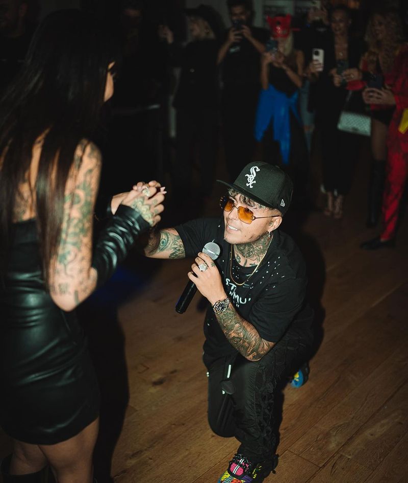 Artistul și-a cerut iubita în căsătorie de ziua lui