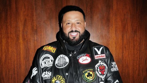 "Nu vreau să-mi murdăresc adidașii. Mă puteți ajuta?". DJ Khaled a fost cărat pe brațe de la mașină pe scenă. Gestul artistului a stârnit un val imens de reacții - VIDEO