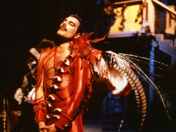 Casa legendarului star rock Freddie Mercury a fost scoasă la v&acirc;nzare! C&acirc;t costă locuința &icirc;n care artistul a locuit timp de 11 ani?