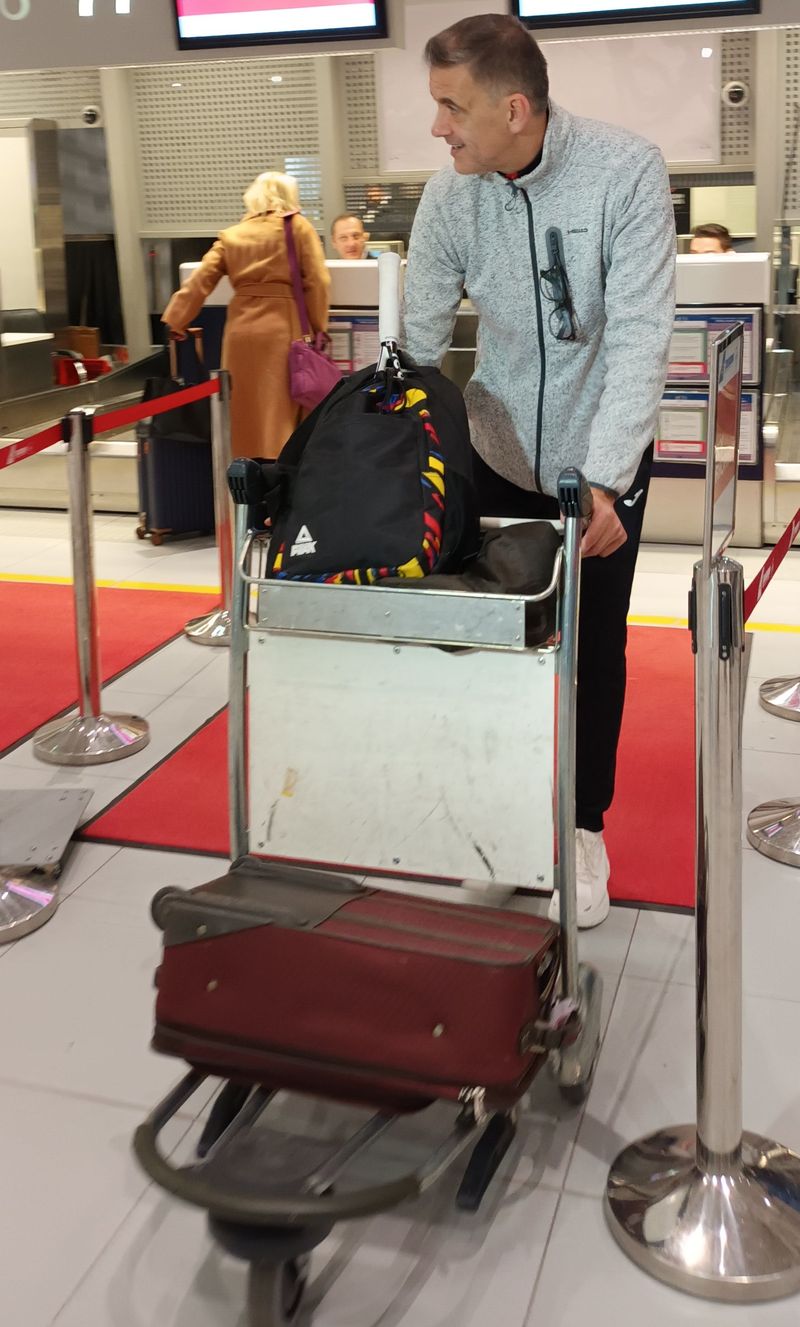 Cosmin Cernat la aeroport cu bagaje