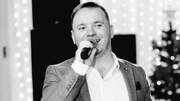 Lacrimi și multă durere la înmormântarea lui Mile Povan! Artistul de 32 de ani a fost condus pe ultimul drum de sute de persoane