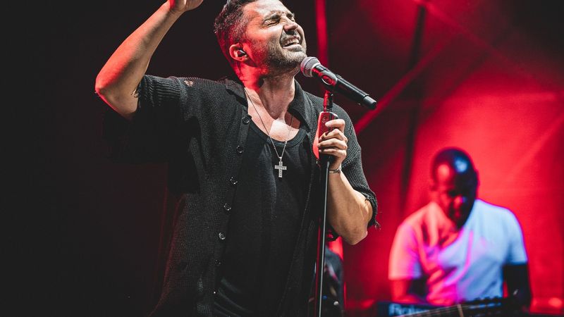 &bdquo;&Icirc;n vizită la prințesele mele&rdquo;. Fostul soț al Ralucăi Pastramă a mers acasă la Pepe și le-a oferit flori de Mărțișor fiicelor artistului