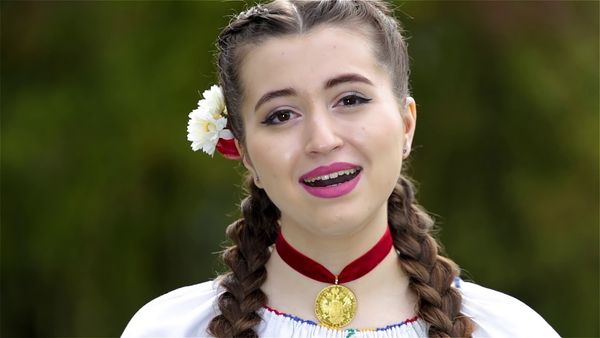 "Rămăsesem cu un soi de traume ca nu cumva să râdă oamenii de mine”. Cine este Marina Roșu, tânăra umilită de colegi la școală pentru că interpreta muzică populară. A avut parte de bullying ani întregi