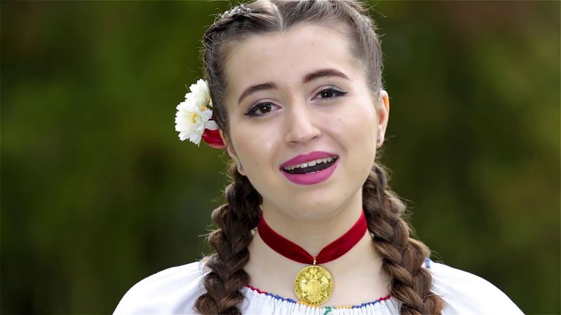  Cine este Marina Roșu, tânăra umilită de colegi la școală pentru că interpreta muzică populară.