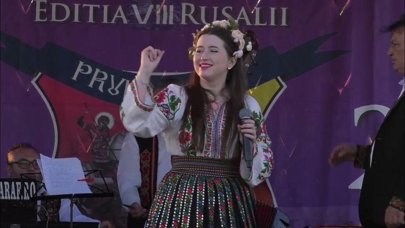 Cine este Marina Roșu, tânăra umilită de colegi la școală pentru că interpreta muzică populară