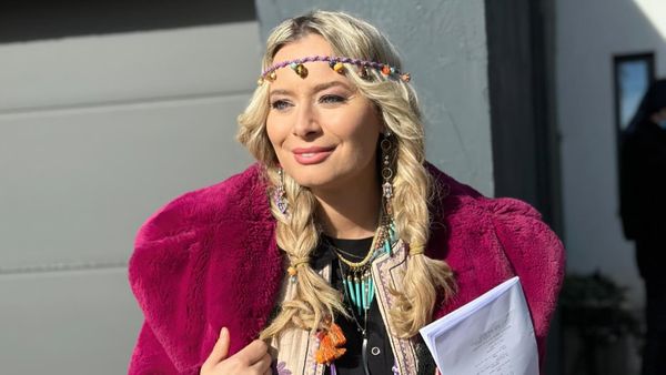 "Se uita la mine și &icirc;mi spunea că nu are cu ce să lupte".  Laura Cosoi, despre boala necruţătoare de care suferea mama ei