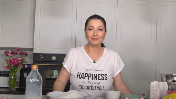 C&acirc;t costă cozonacul făcut de Gabriela Cristea? Soția lui Tavi Clonda a dat startul comenzilor: "Sunt cel mai exigent bucătar"
