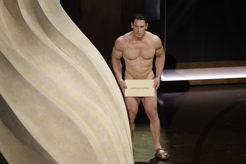 John Cena a purtat doar un plic in dreptul partilor intime