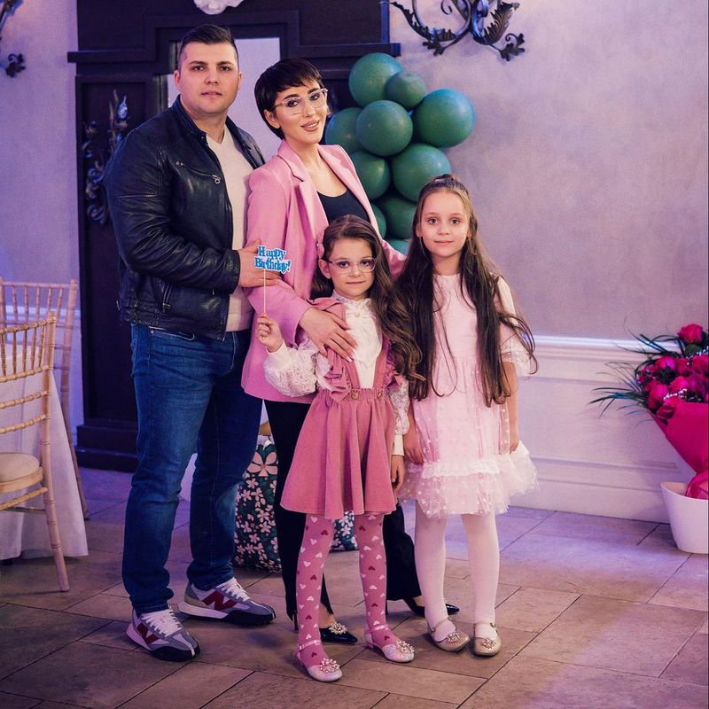 Dana a afirmat că Beniamin se ocupă de fetele ei în timp ce ea lucrează