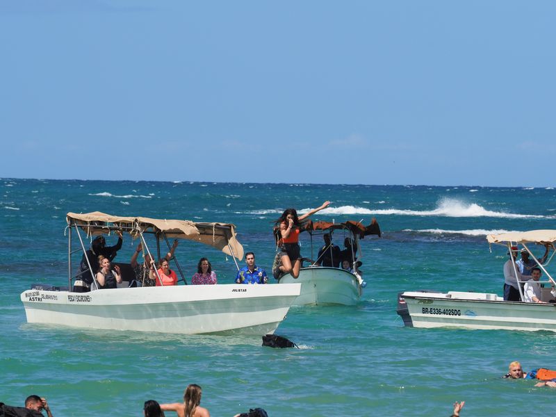 Concurentii de la Insula de 1 milion au sarit in apa