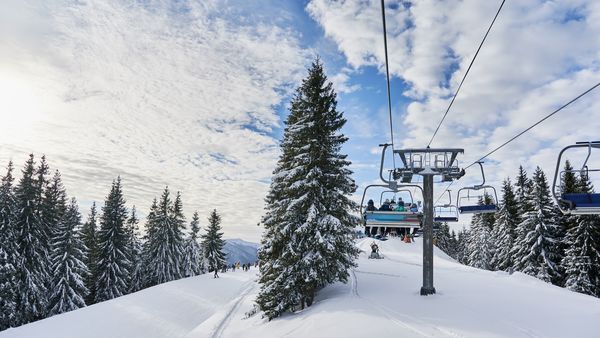 Ninge ca în povești la munte: În ce stațiuni se schiază în weekendul 16-17 martie 2024