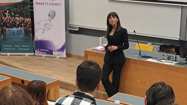 Denise Rifai, &icirc;n mijlocul studenților de la Academia de Studii Economice