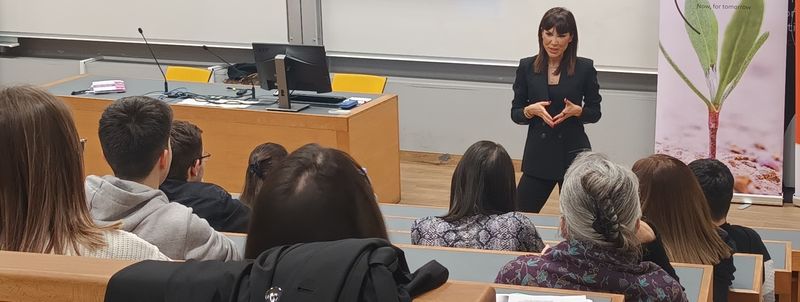 Denise Rifai, în mijlocul studenților de la Academia de Studii Economice
