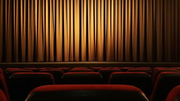 Cum a ajuns un actor român să aibă copil și cu soția, dar și cu verișoara acesteia? Cei trei trăiesc împreună sub același acoperiș