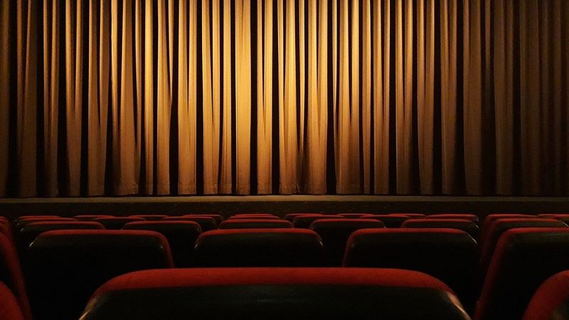 Cum a ajuns un actor rom&acirc;n să aibă copil și cu soția, dar și cu verișoara acesteia? Cei trei trăiesc &icirc;mpreună sub același acoperiș