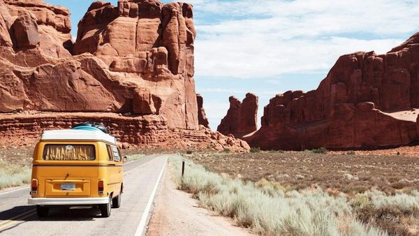 Modalități de a vă face călătoriile mai ecologice și mai ieftine 