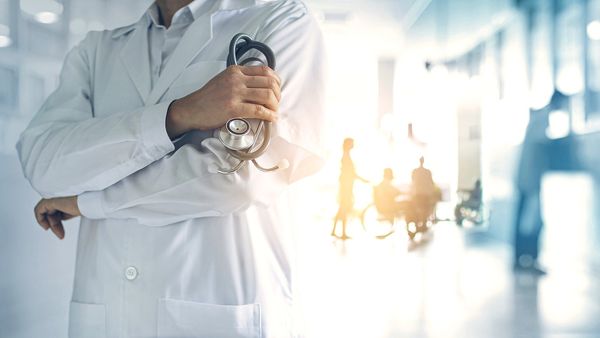 Cine este pacientul care a primit un rinichi de la un porc. Este o premieră medicală