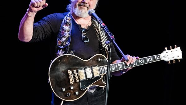 Nicu Covaci, operat de urgență pe creier! Cum se simte acum liderul formaţiei Phoenix?