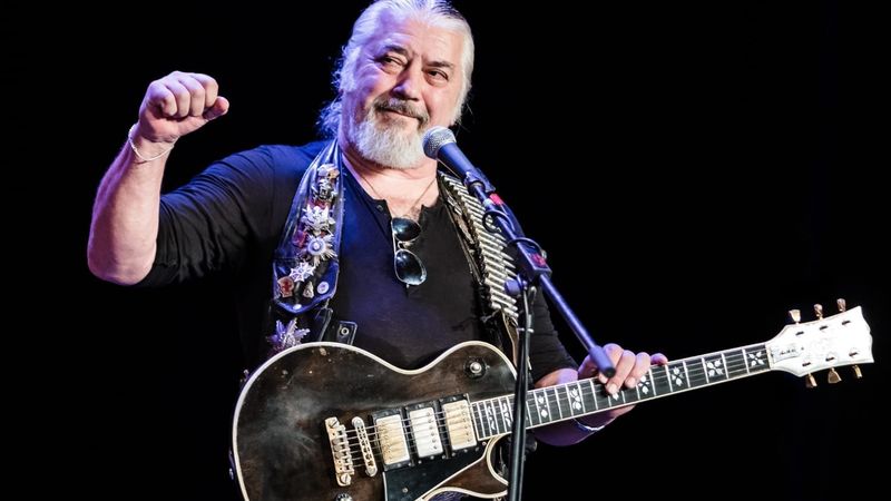 Nicu Covaci, operat de urgență pe creier! Cum se simte acum liderul formaţiei Phoenix?